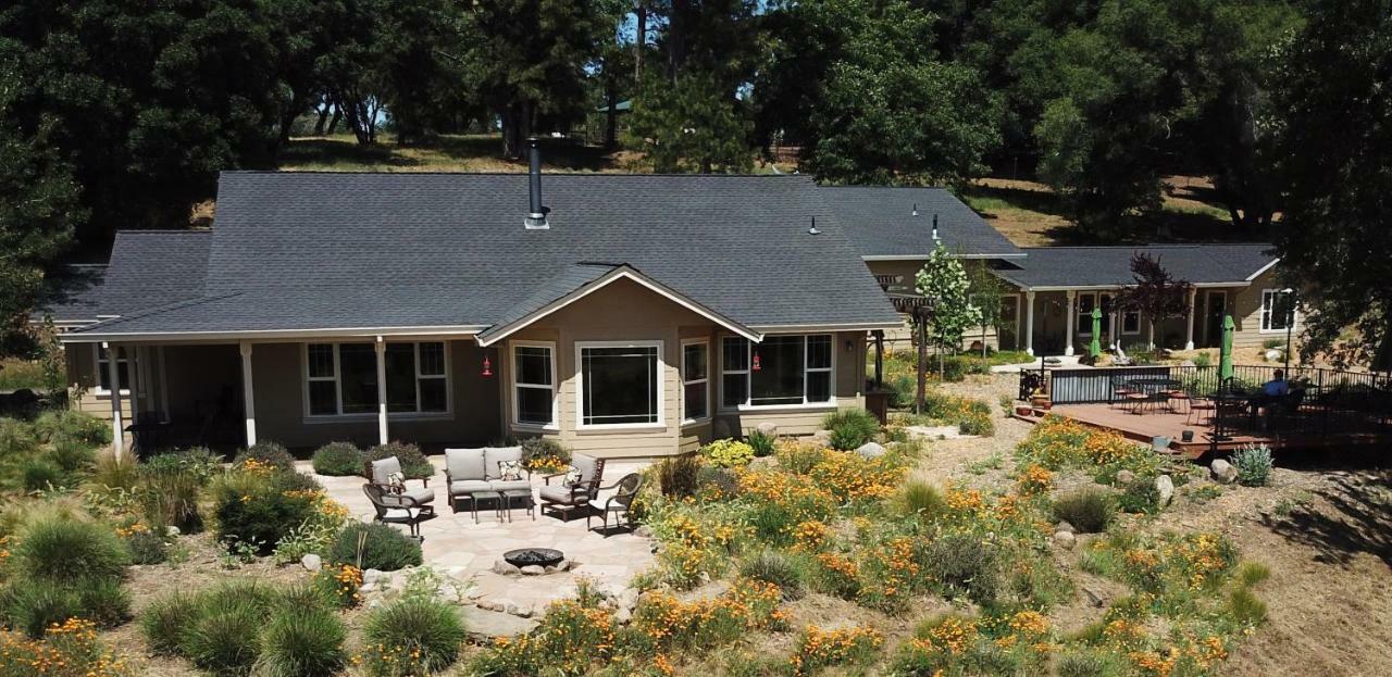 グローヴランド Red Tail Ranch Bed & Breakfast エクステリア 写真